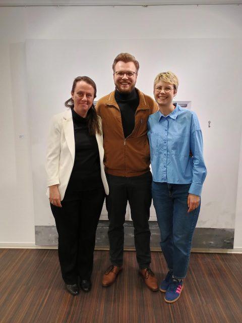 Die Kunst schafft Verbindungen.

Nicht nur die vielen Menschen, die zu meinen Vernissagen zusammenkommen, erfüllen mich mit Freude. Was mich noch mehr berührt, sind die Begegnungen, die durch die Kunst entstehen – und die manchmal zu langjährigen Freundschaften wachsen.

Barbara Martin, Kuratorin, Autorin und Publizistin (links), und Sarah Lehnert, Partnerin, Künstlerin und Museumsleitung (rechts), sind zwei dieser besonderen Menschen in meinem Leben. Sie begleiten meinen Weg mit ihrer klugen Perspektive, mit Gesprächen über Bilder und Texte – und manchmal auch ganz praktisch bei der Hängung einer Ausstellung.

Wie schön, dass Kunst nicht nur Werke hervorbringt, sondern auch Verbindungen zwischen Menschen schafft. Dafür bin ich sehr dankbar. ✨

Foto: @kuenstler_der_filder 
in der aktuellen Ausstellung ÜBERGANG in der Städtischen Galerie Filderstadt
01.03. - 29.03.26

#art #friends #moritzduemmel #artist #artlovers