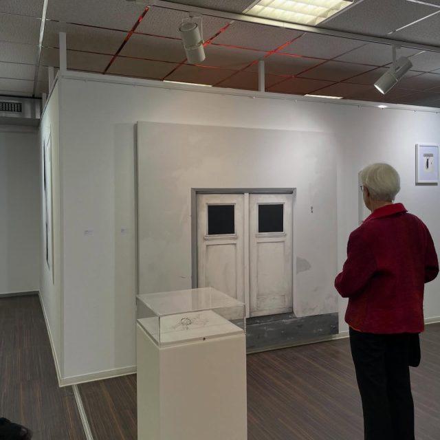 Danke für die grandiose Eröffnung in der Städtischen Galerie Filderstadt! 

Großer Dank geht an Heike und Michael Schmidt von den @kuenstler_der_filder für die tolle Unterstützung bei Planung, Aufbau und Durchführung der Vernissage!

Herzlichen Dank auch der @stadt.filderstadt, insbesondere Bürgermeister Jens Theobald für die Begrüßung.

Ganz großer Dank gilt Kunsthistorikerin Dr. Barbara Martin für die geniale Laudatio und den tollen Katalogtext.

Danke auch an @sarah.le92 für die tollen Fotos, @heinrrich_der_herring für die Unterstützung beim Transport! 

Moritz Dümmel
ÜBERGANG

📍 Städtische Galerie Filderstadt
🗓 1. März – 29. März 2026

📍 Bonländer Hauptstraße 32/1, 70794 Filderstadt
🚗 Parken: Festplatz oder kostenloses Parkhaus direkt neben der Galerie

Öffnungszeiten:
Do 10:00–12:30
Sa 15:00–18:00
So 11:00–17:00

Weitere Infos: 
www.moritzduemmel.de 
www.kuefi.de

#austellung2026 #zeitgenössischekunst #übergang #städtischegaleriefilderstadt #moritzduemmel