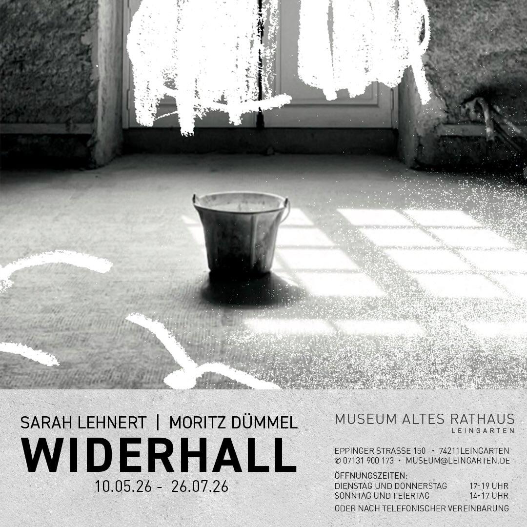 Ein aufregender Dialog zweier Kunstwelten bahnt sich an.

Unter dem Titel „WIDERHALL“ freuen wir uns, euch ab dem 10. Mai die Werke von Sarah Lehnert (@sarah.le92) und Moritz Dümmel (@moritzduemmel) im Museum Altes Rathaus Leingarten (@museumaltesrathausleingarten) präsentieren zu dürfen.

Was euch in der Ausstellung erwartet? Ein vielschichtiger Resonanzraum zweier künstlerischer Positionen, die sich unabhängig voneinander mit Räumen, Hüllen und Übergängen auseinandersetzen – und sich dabei auf überraschende Weise begegnen:

Sarah Lehnert verbindet architektonische Strukturen mit organischen Motiven und hinterfragt dabei bestehende Ordnungssysteme. 
Mittels Zeichnung, Collage und spielerischen Eingriffen entstehen Arbeiten, die Stabilität ins Wanken bringen und den Raum als lebendigen, sich wandelnden Körper begreifen.

Moritz Dümmel richtet seinen Blick auf Räume, Übergänge und Verlust. In Zeichnungen und Objekten thematisiert er das Verschwinden, den Zerfall und die Leere – fragmentierte Räume, die nicht mehr betreten werden können und dennoch nachwirken.

Unter dem Leitmotiv „WIDERHALL“ treten beide Positionen nicht nur in Dialog, sondern auch in direkte künstlerische Interaktion: In einem gemeinsamen Projekt greifen sie in die Arbeiten des jeweils anderen ein und entwickeln eine neue, kollaborative Bildsprache.

Begleitend zur Ausstellung erscheint ein Katalog, ermöglicht durch die großzügige Unterstützung der LBBW-Stiftung (@die.lbbw). Die Ausstellung wird zudem unterstützt von den Kulturstiftungen der Kreissparkasse Heilbronn (@kskheilbronn).

Gemeinsam entfaltet sich „WIDERHALL“ als Choreografie aus Konstruktion und Auflösung, Nähe und Distanz, Erinnerung und Verlust. Die Ausstellung lädt dazu ein, Räume neu zu denken – als Orte des Schutzes, der Transformation und des Verschwindens.

Wir freuen uns auf euren Besuch.

Vernissage: So., 10. Mai 2026 um 11:00 Uhr
Begrüßung: Museumsleiter Friedrich Eichholz
Laudatio: Kunsthistorikerin Natalie Scheerle-Walz

Matinée: So., 21. Juni 2026 um 11:00 Uhr
Künstler:innen Gespräch und Katalogpräsentation mit Dr. Barbara Martin

Weitere Infos unter www.heimatverein-leingarten.de/startseite